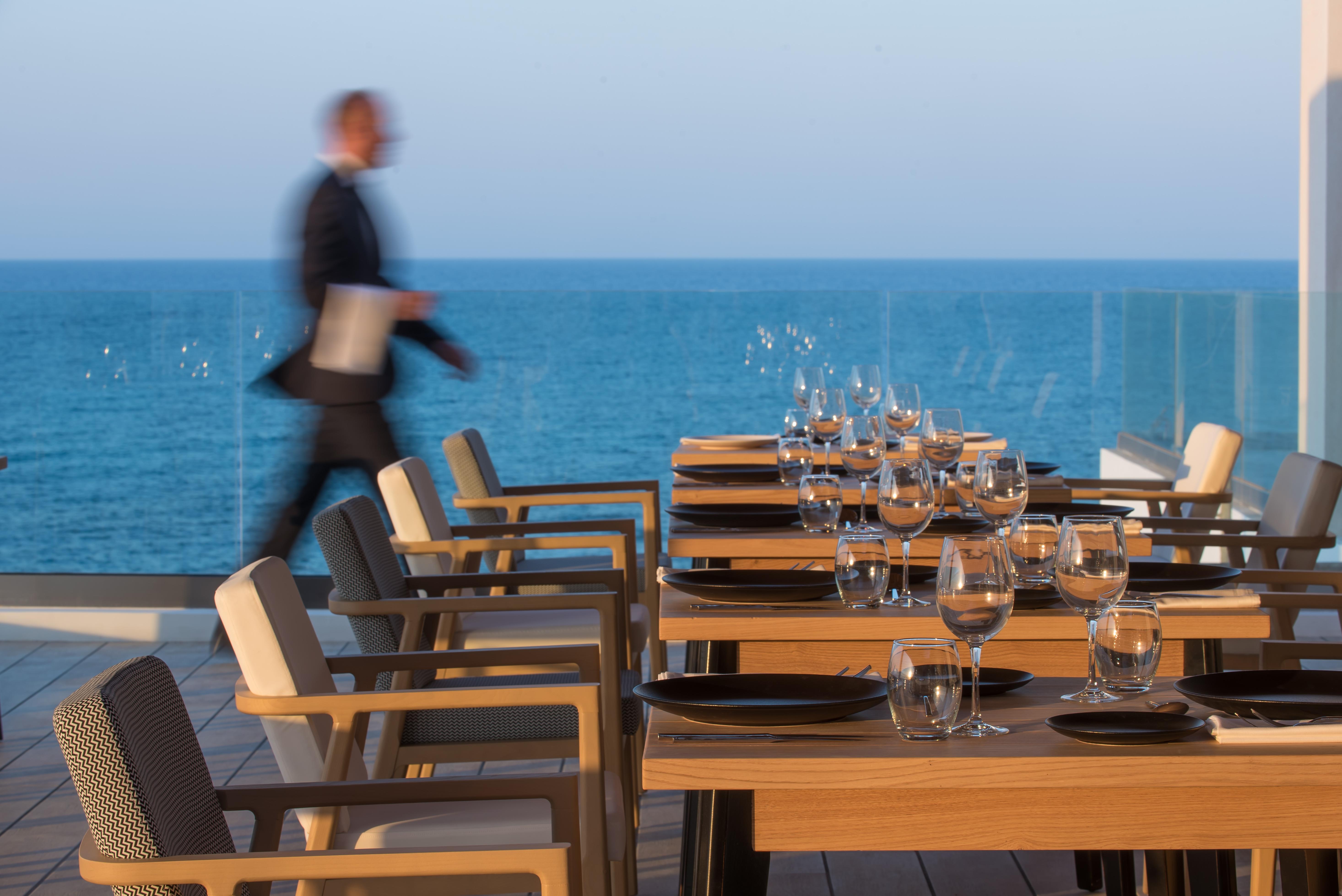 Abaton Island Resort & Spa Hersonissos  Esterno foto A restaurant at the hotel